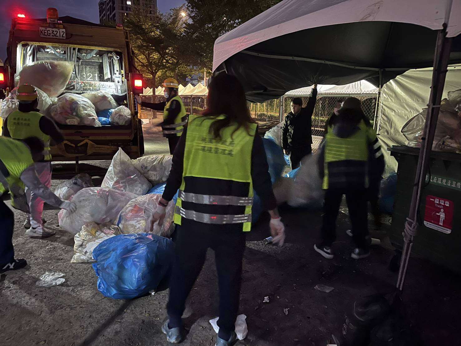 跨年人潮散去 環保局徹夜清運4.8噸垃圾重現整潔市容 2 0