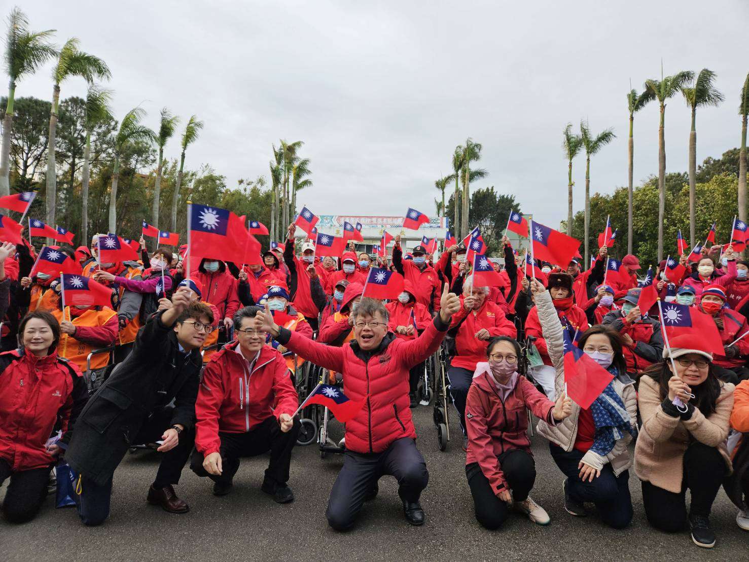 桃園榮家迎新年 手寫祈願卡與國旗咖啡派對送暖