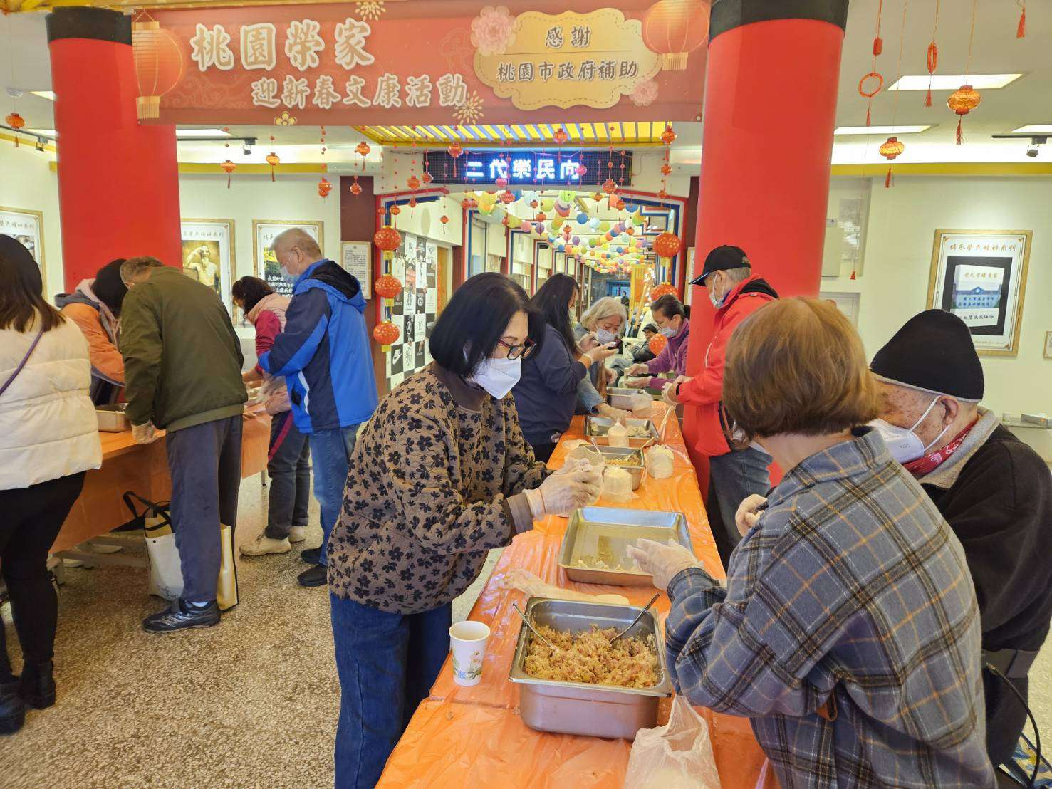 桃園榮家迎金蛇年 包水餃傳遞新春暖意 317425 0
