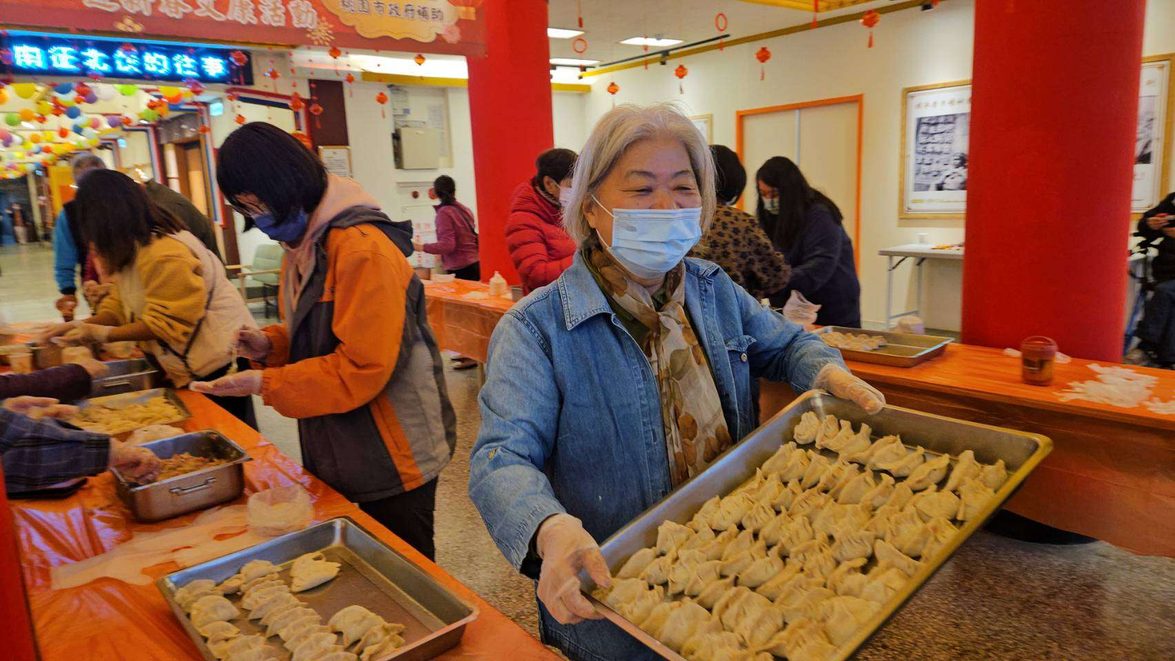 桃園榮家迎金蛇年 包水餃傳遞新春暖意 317426 0