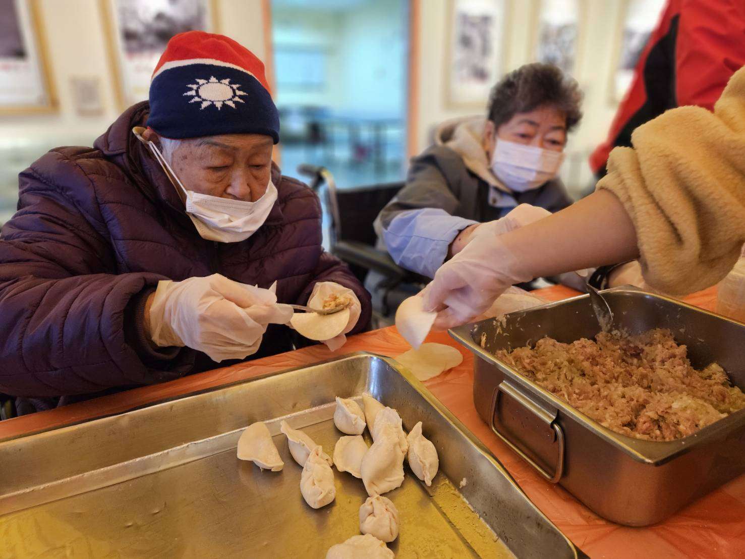 桃園榮家迎金蛇年 包水餃傳遞新春暖意 317431 0