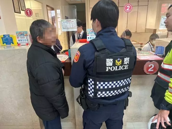 網友母親開刀急需手術費 男墜愛河險匯3萬遭阻攔 網友母親開刀急需手術費 男墜愛河險匯3萬遭阻攔