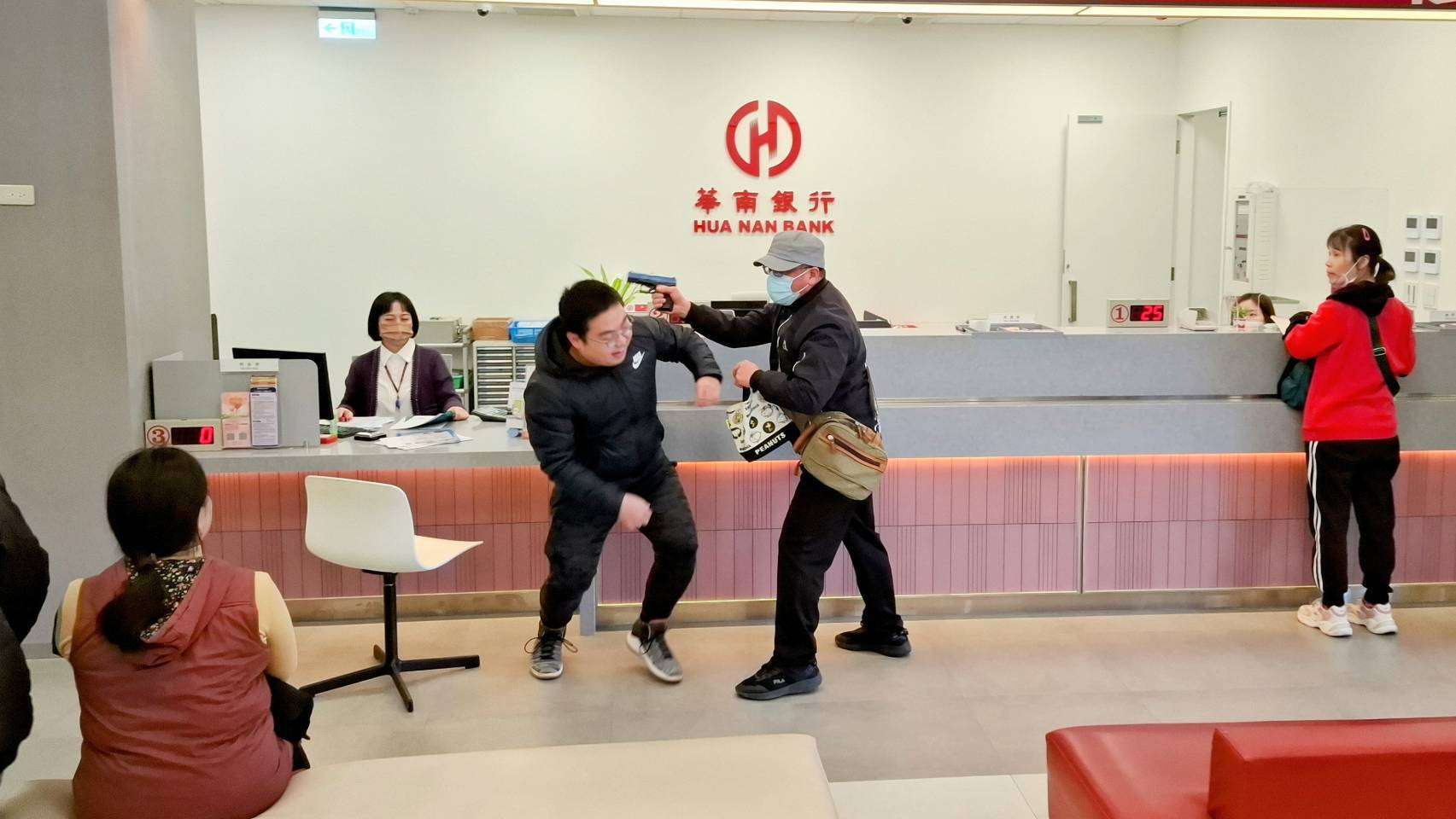 年關將近提領大筆現金 大園警:可申請護鈔 320643 0