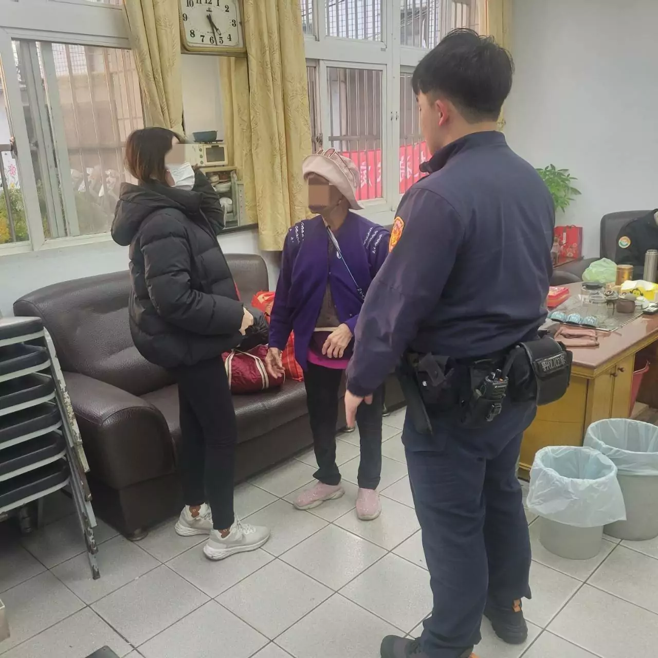 高齡婦搭車探親迷途 大園暖警助返家 320823 0