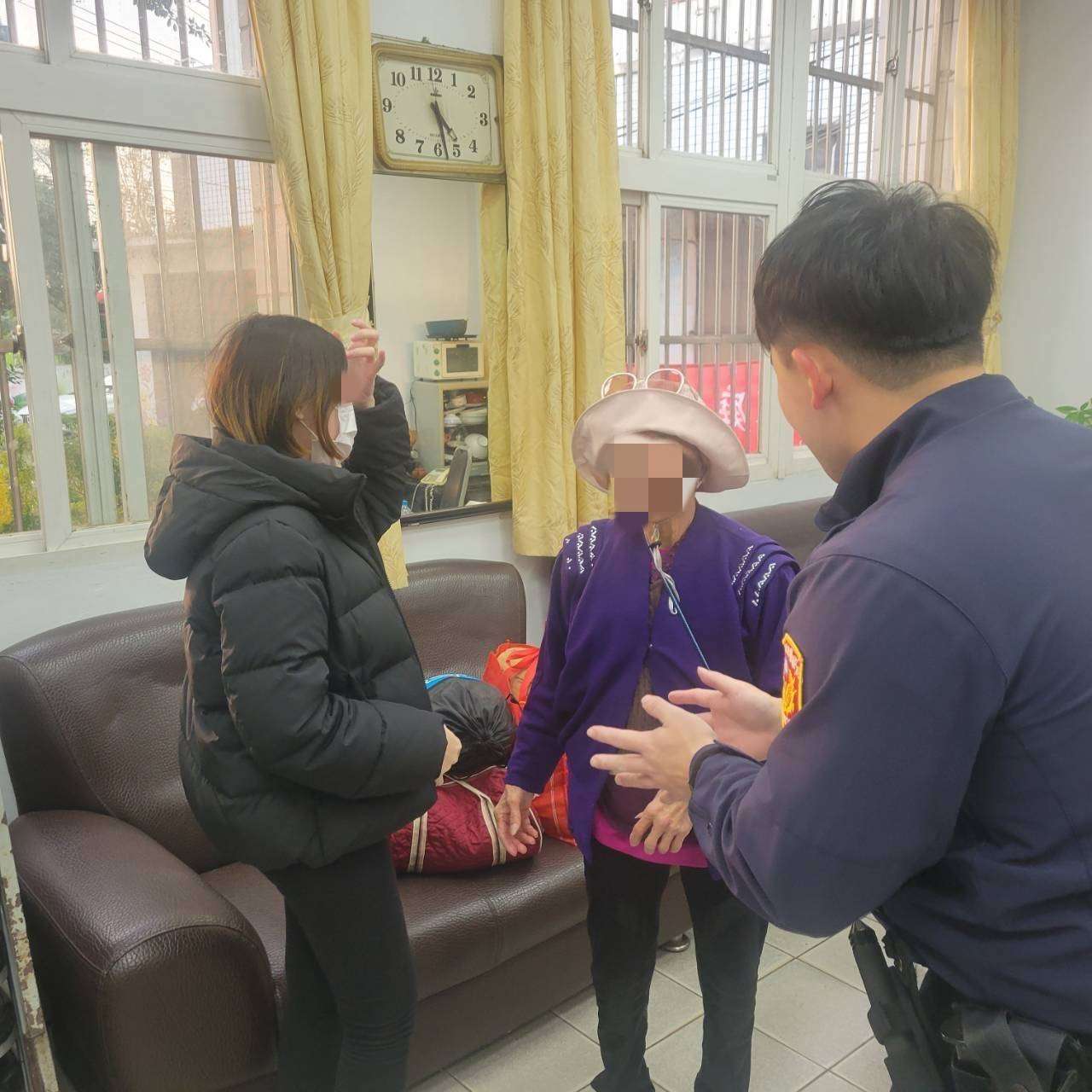高齡婦搭車探親迷途 大園暖警助返家 320824 0