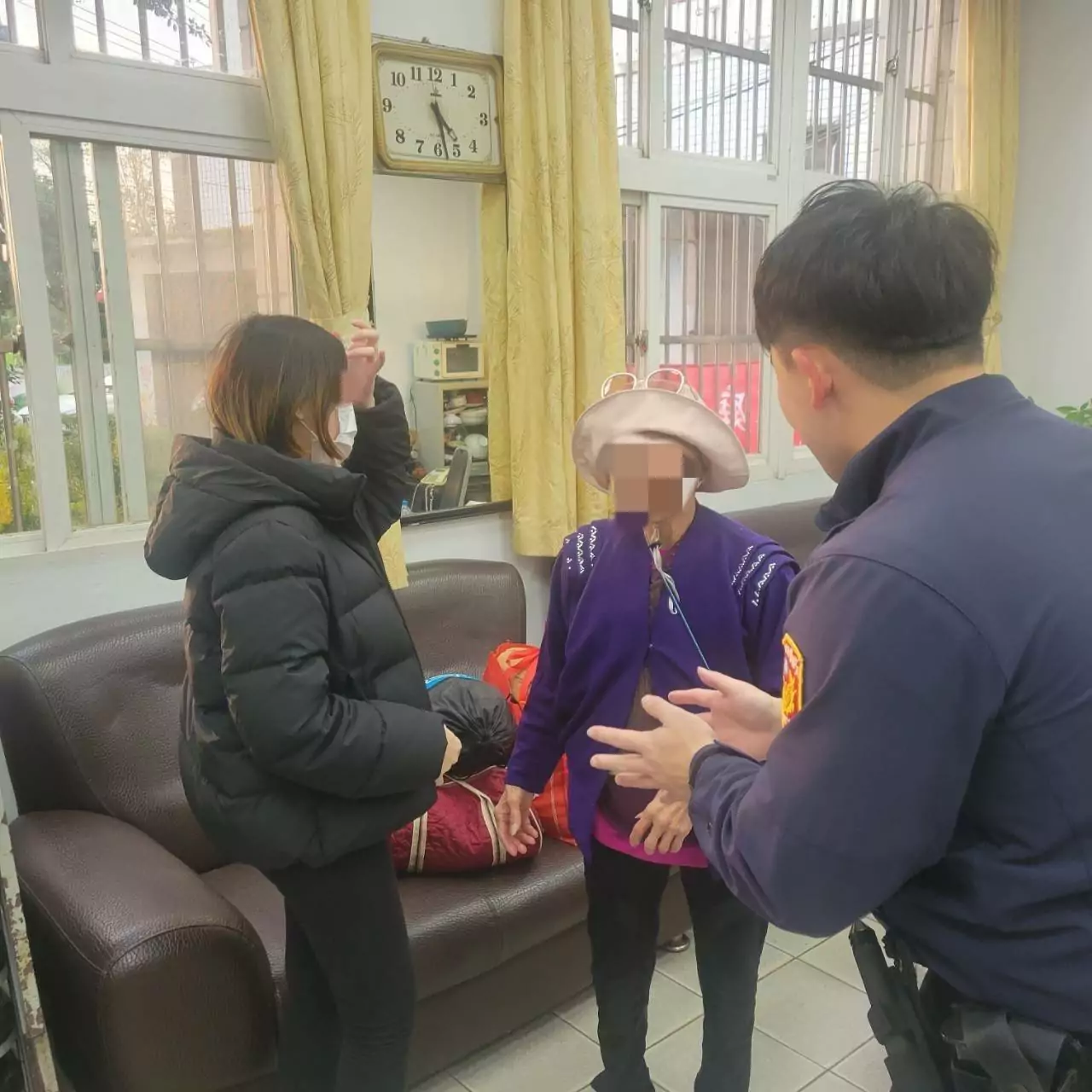 高齡婦搭車探親迷途 大園暖警助返家 320824 0
