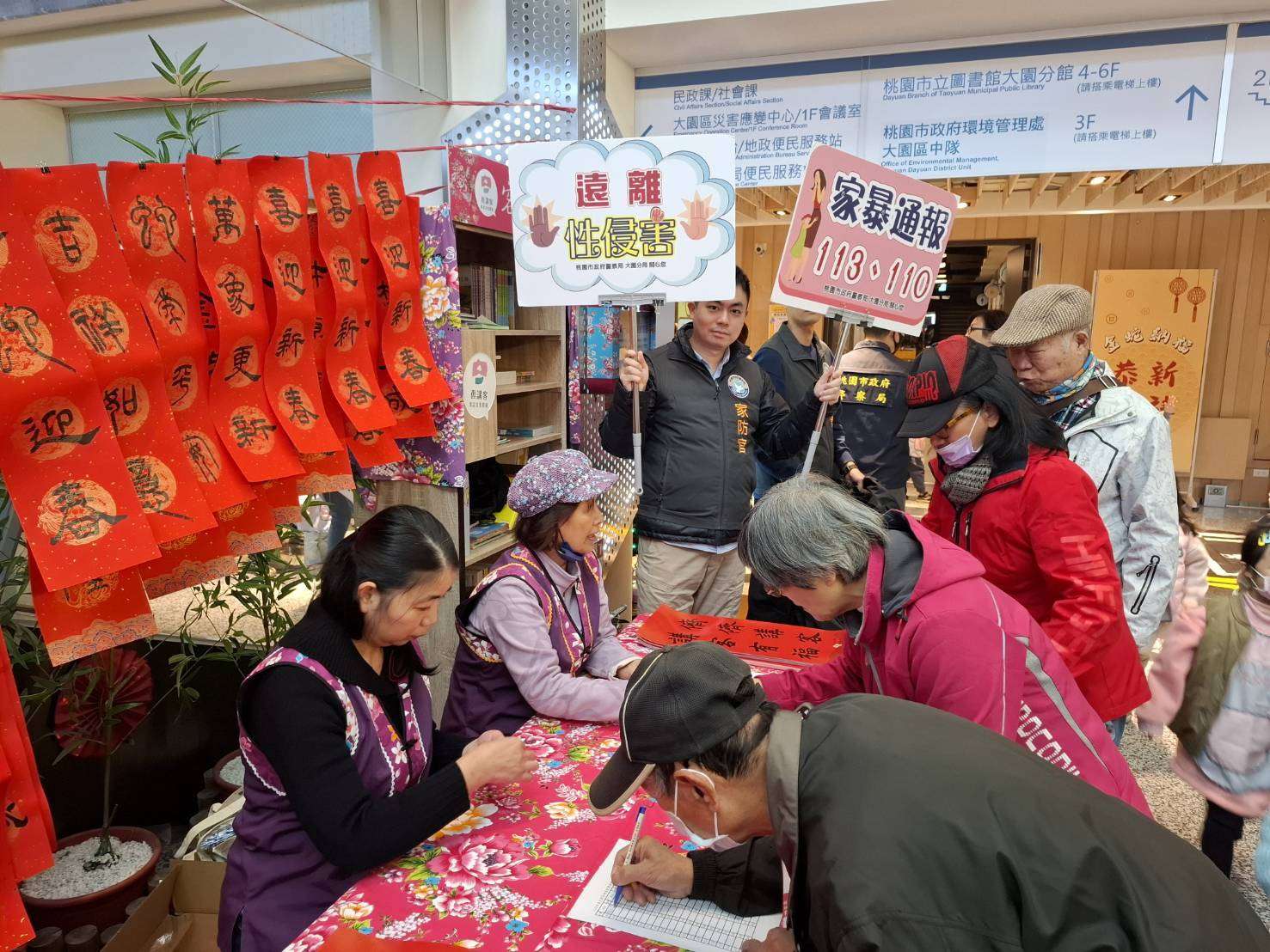 大園警前往區公所 強化民眾交通安全、兒少保護觀念 321775 0