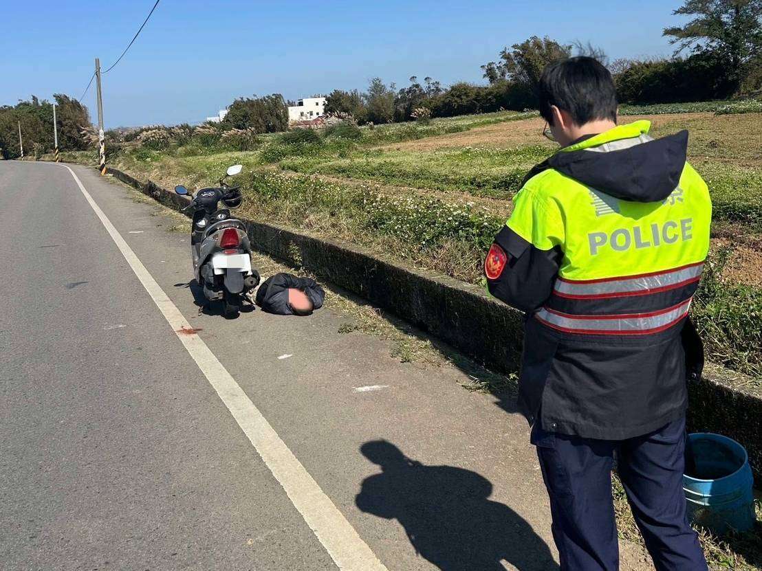 男騎車自摔竟喝酒消愁 醉倒水溝旁讓警超無奈 322502 0