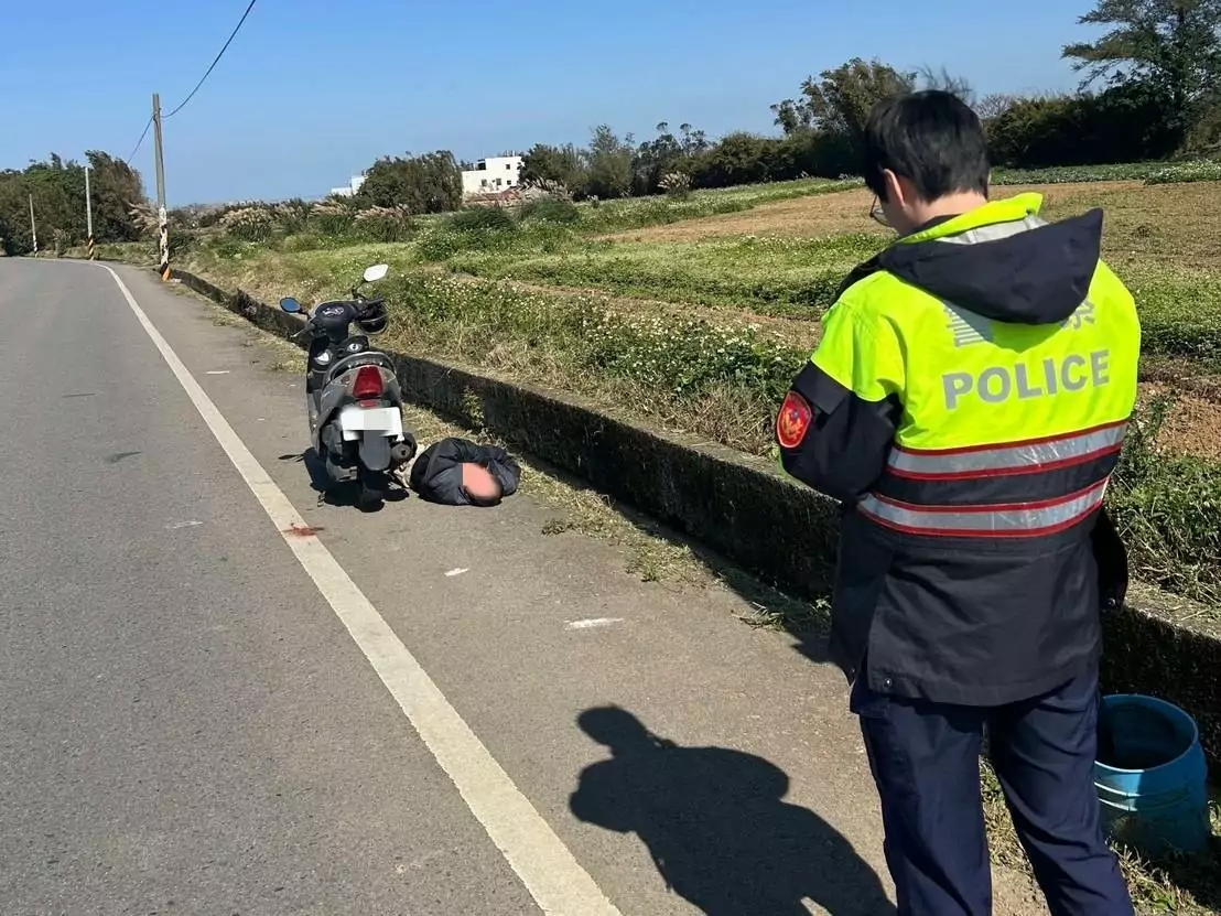 男騎車自摔竟喝酒消愁 醉倒水溝旁讓警超無奈 男騎車自摔竟喝酒消愁 醉倒水溝旁讓警超無奈