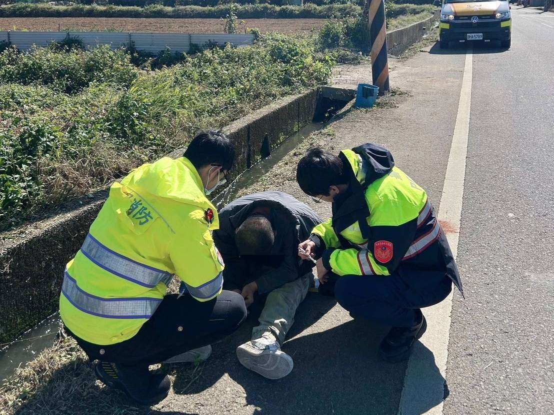 男騎車自摔竟喝酒消愁 醉倒水溝旁讓警超無奈 322503 0