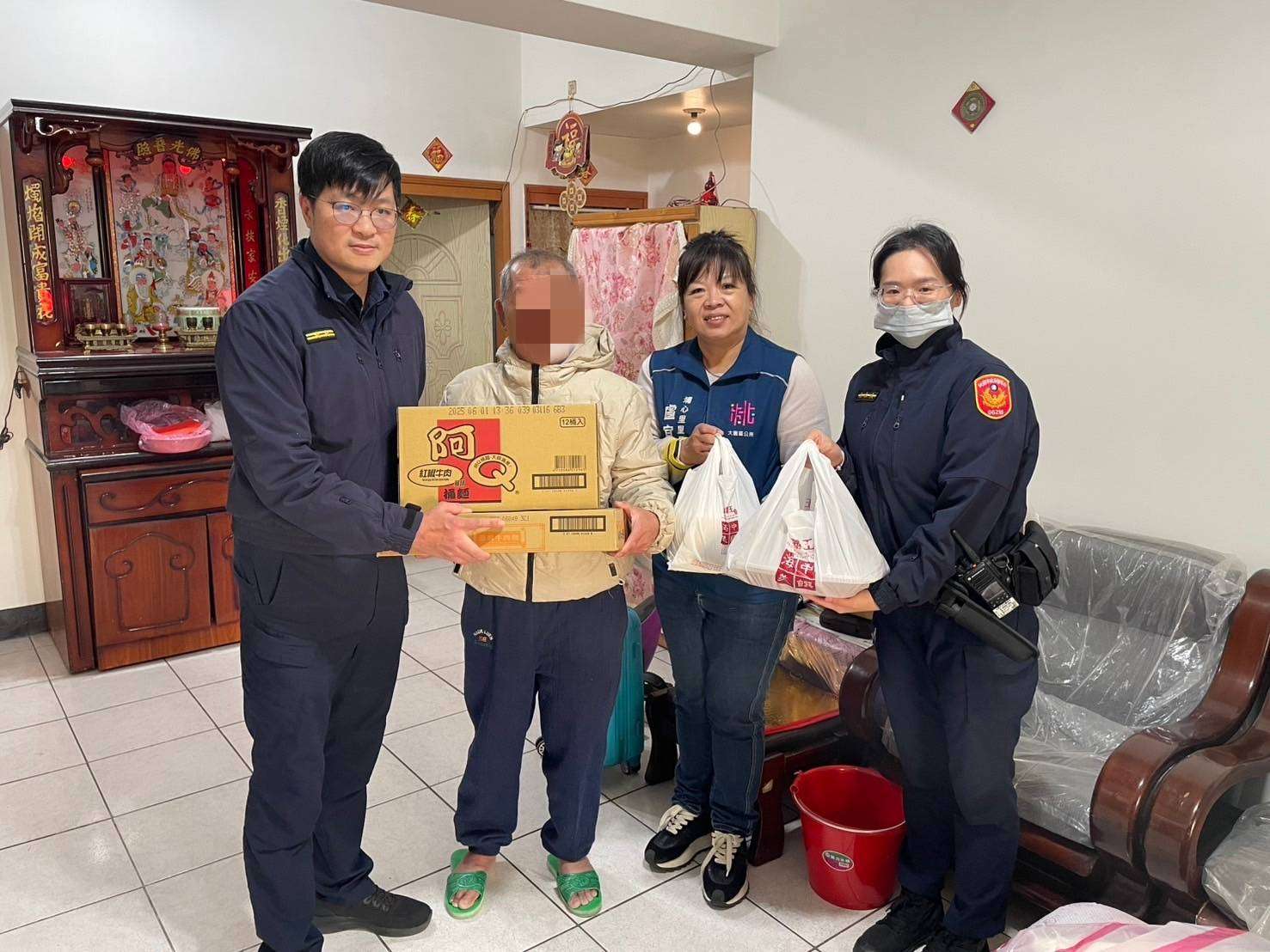 大園暖警寒冬送暖 獨居翁感動泛淚 325569 0