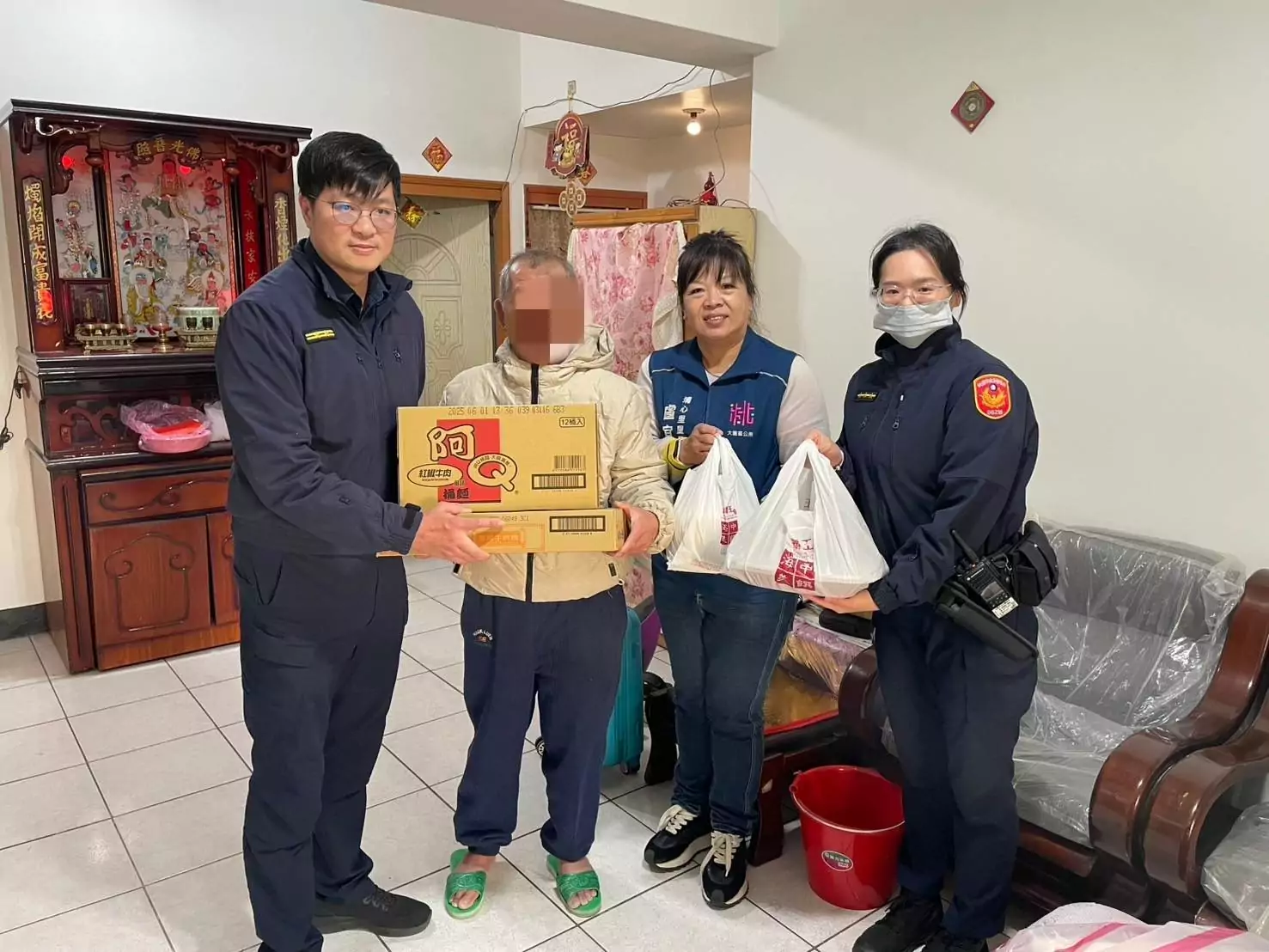 大園暖警寒冬送暖 獨居翁感動泛淚 大園暖警寒冬送暖 獨居翁感動泛淚