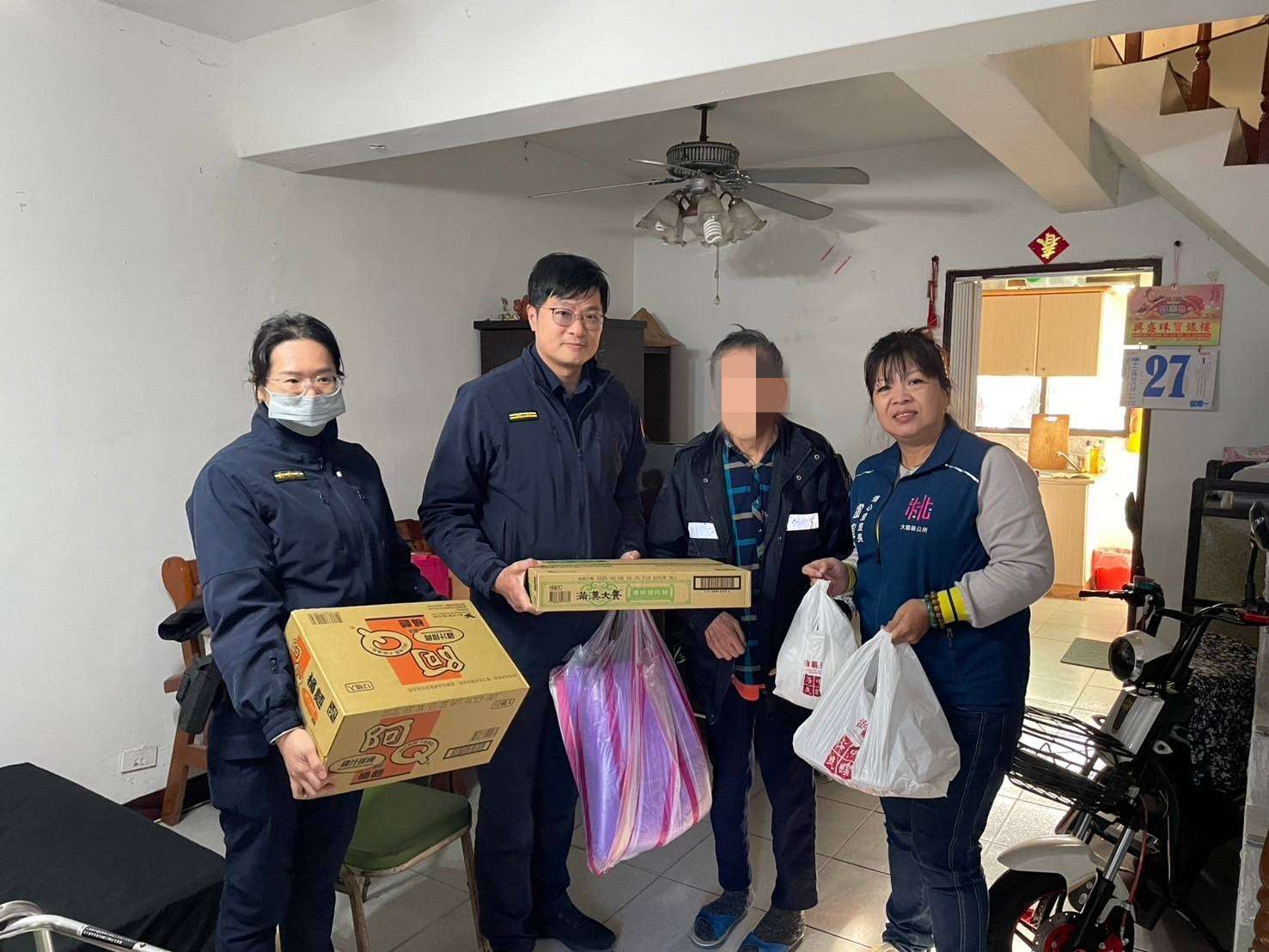 大園暖警寒冬送暖 獨居翁感動泛淚 325572 0