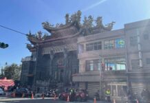 觀音草漯保障宮湧參拜人潮 大園警加強取締守護信眾安全