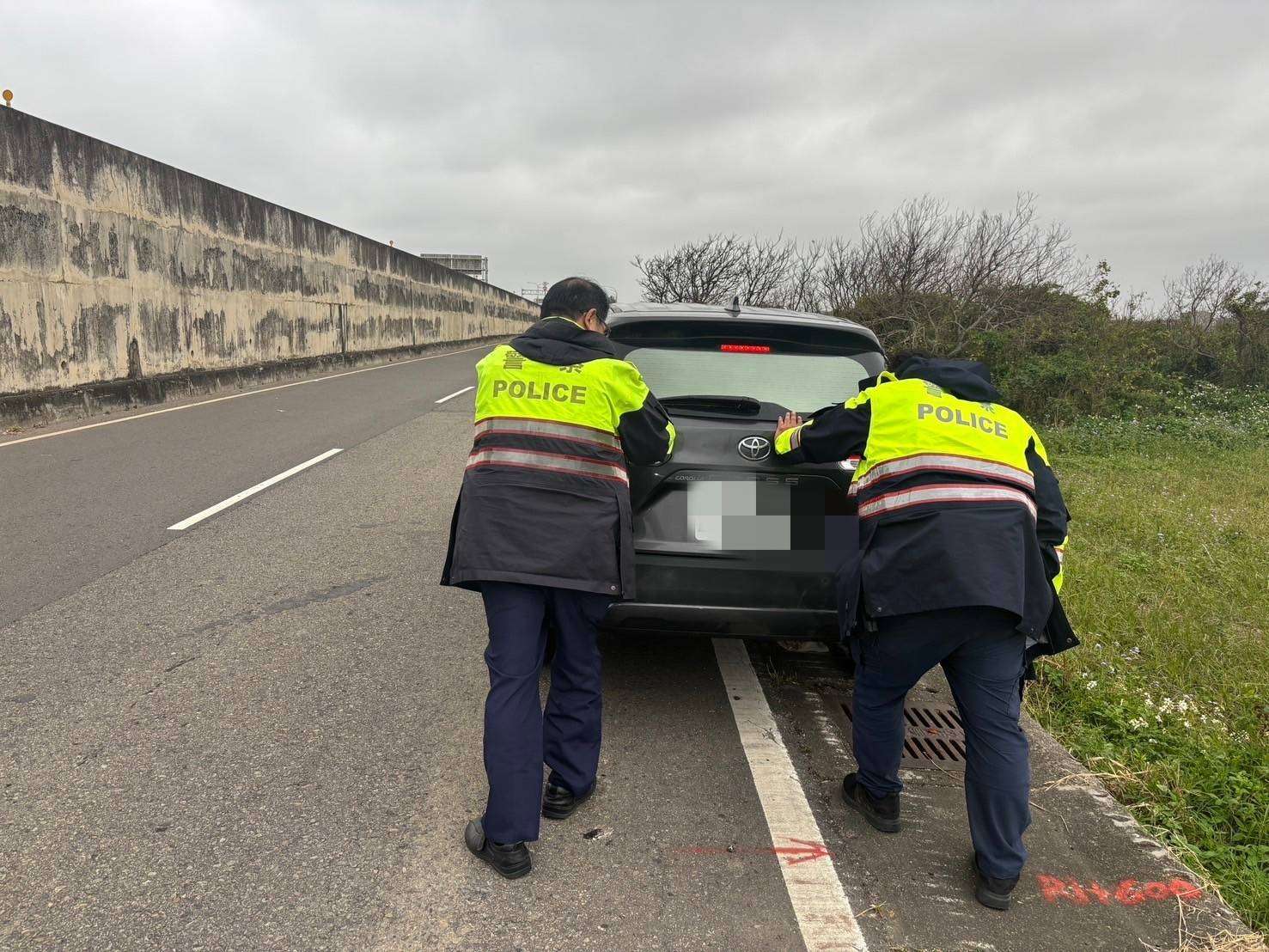 男子大潭海邊釣魚遇車拋錨 觀音警巡邏即時助解圍 325933 0