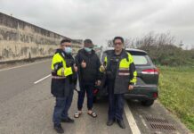 男子大潭海邊釣魚遇車拋錨 觀音警巡邏即時助解圍