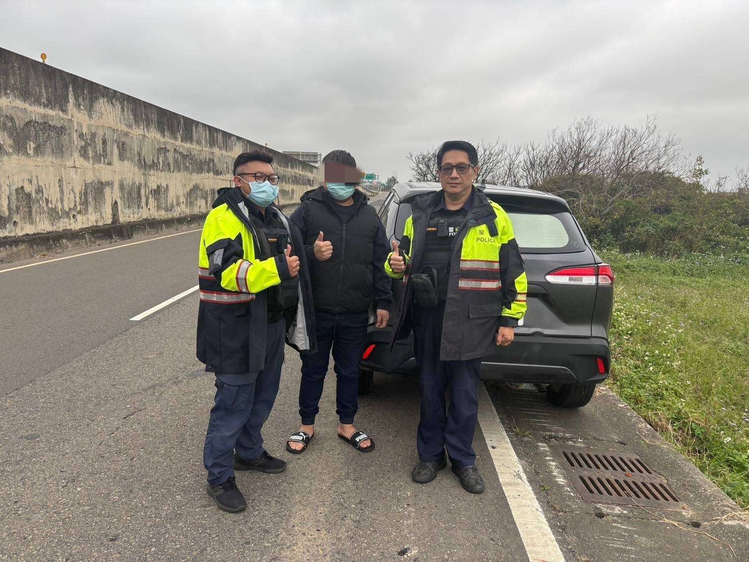 男子大潭海邊釣魚遇車拋錨 觀音警巡邏即時助解圍 325934 0