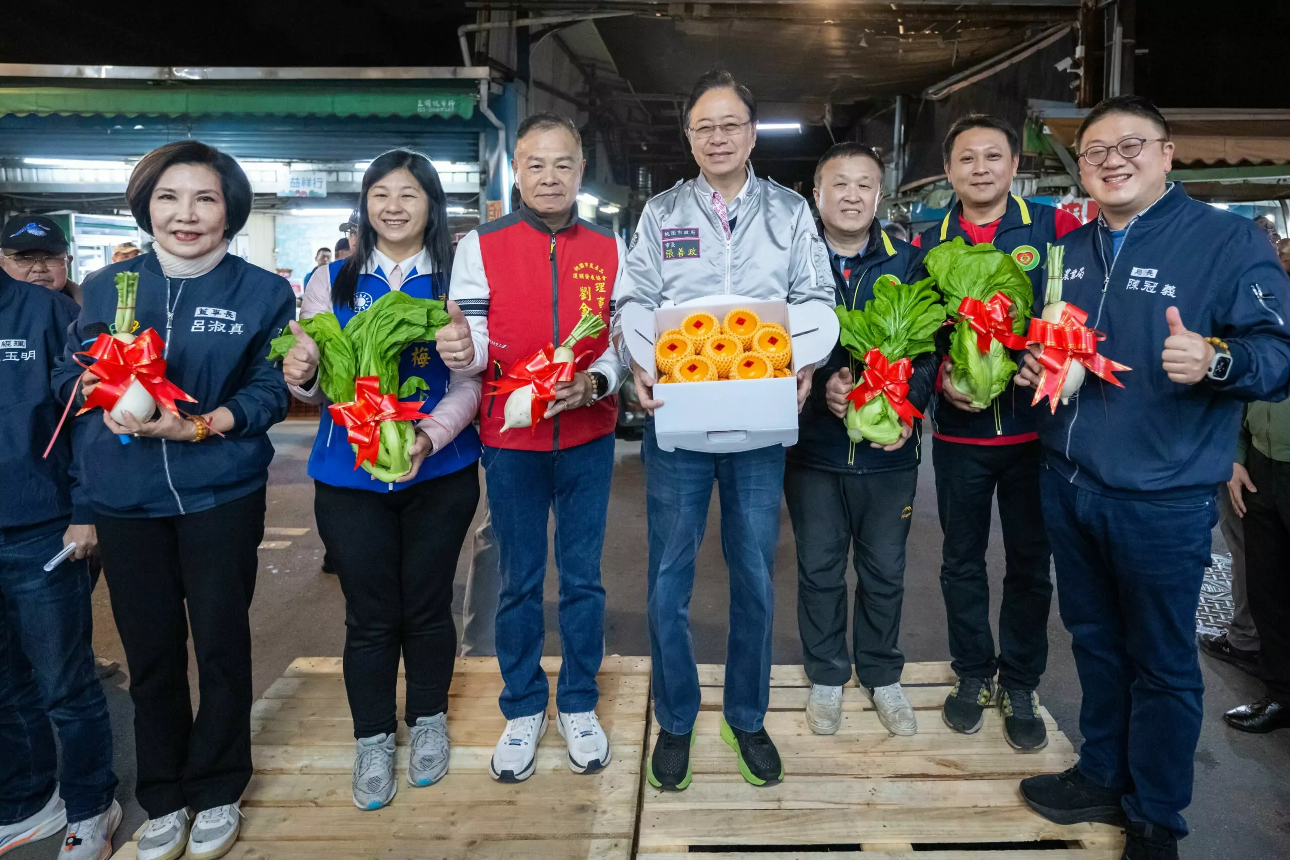 張善政清晨巡市場拜早年 發春聯、福袋感謝工作人員付出 張善政清晨巡市場拜早年 發春聯、福袋感謝工作人員付出