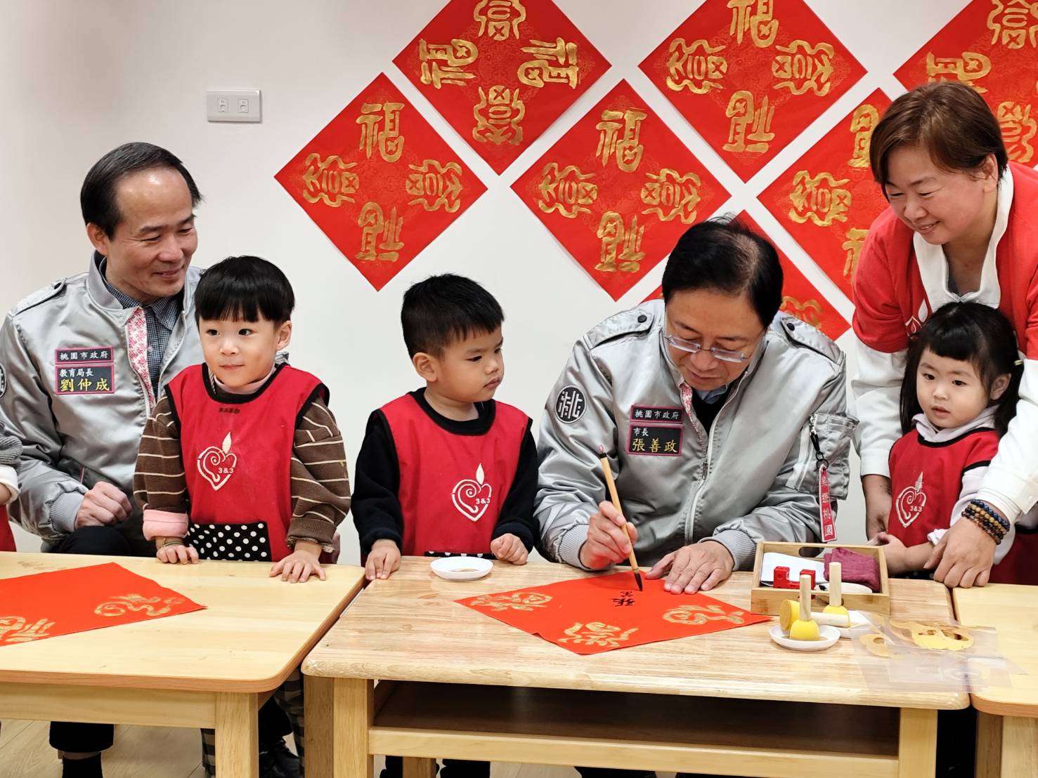 張善政赴中堅非營利幼兒園 與幼童攜手DIY春聯