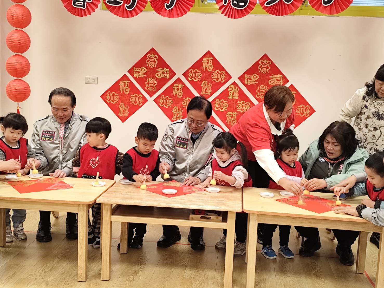 張善政赴中堅非營利幼兒園 與幼童攜手DIY春聯 45041 0