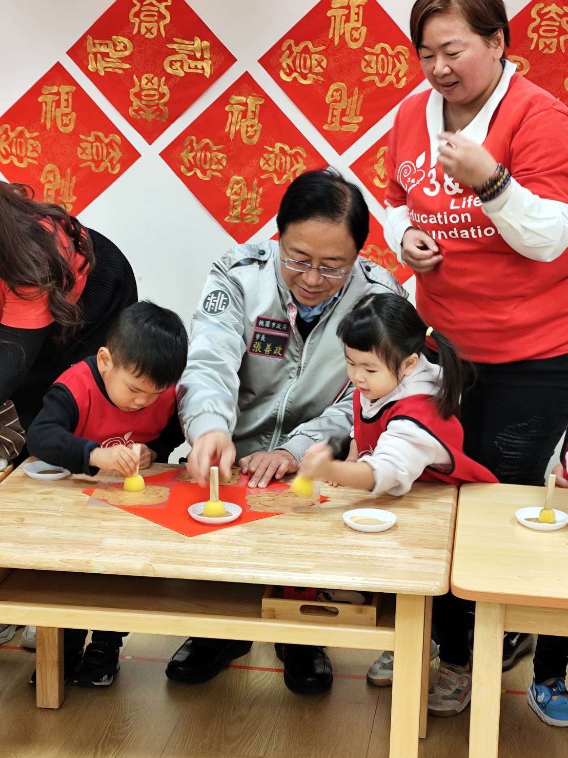 張善政赴中堅非營利幼兒園 與幼童攜手DIY春聯 45048 0