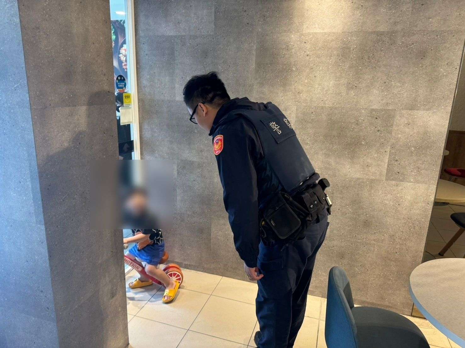 危險!3歲童獨自在馬路上玩耍 平鎮警民及時伸援 470917 0