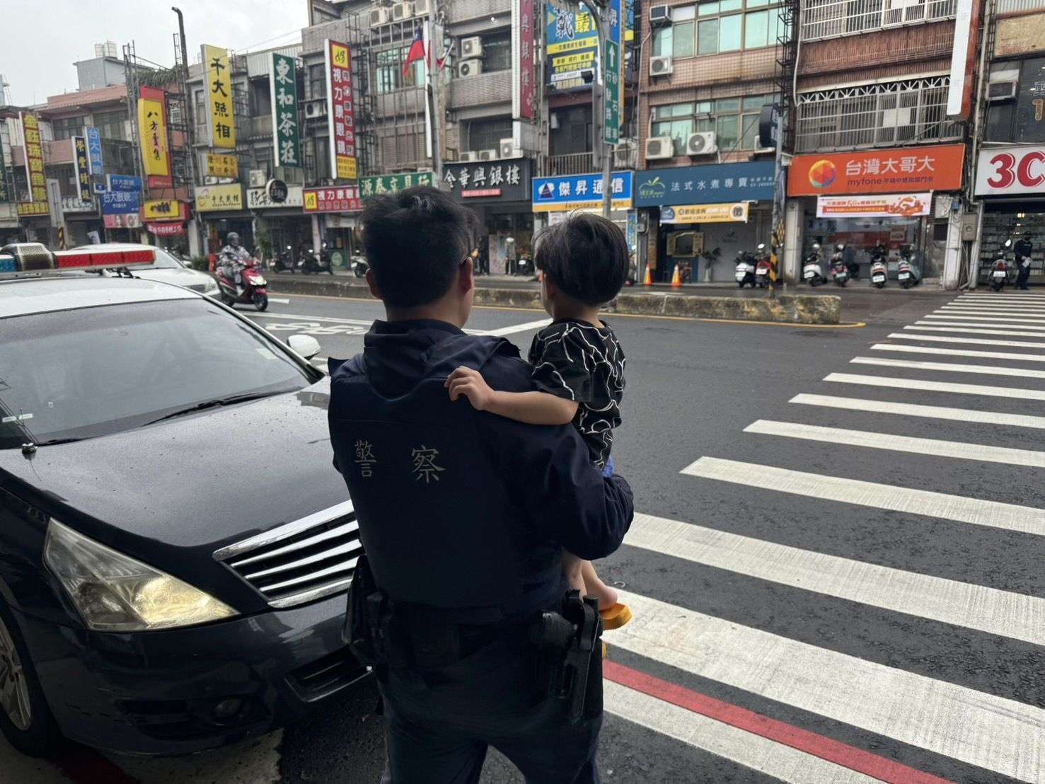 危險!3歲童獨自在馬路上玩耍 平鎮警民及時伸援 470918 0