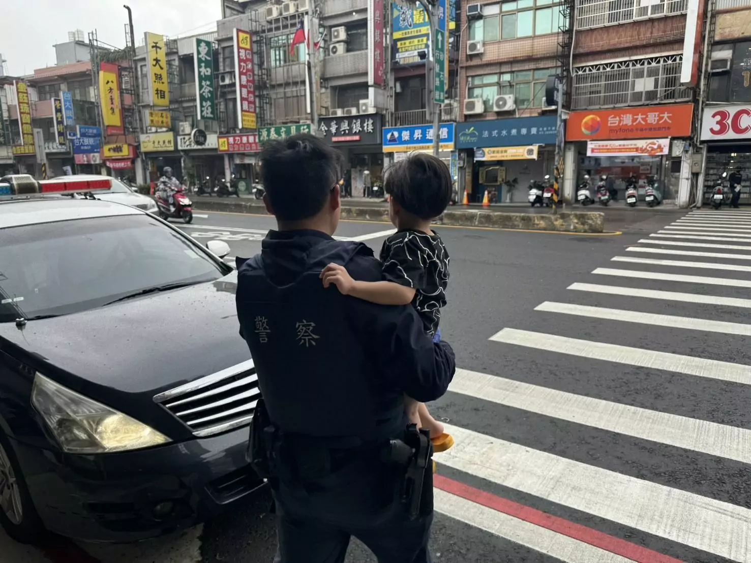 危險!3歲童獨自在馬路上玩耍 平鎮警民及時伸援 危險!3歲童獨自在馬路上玩耍 平鎮警民及時伸援