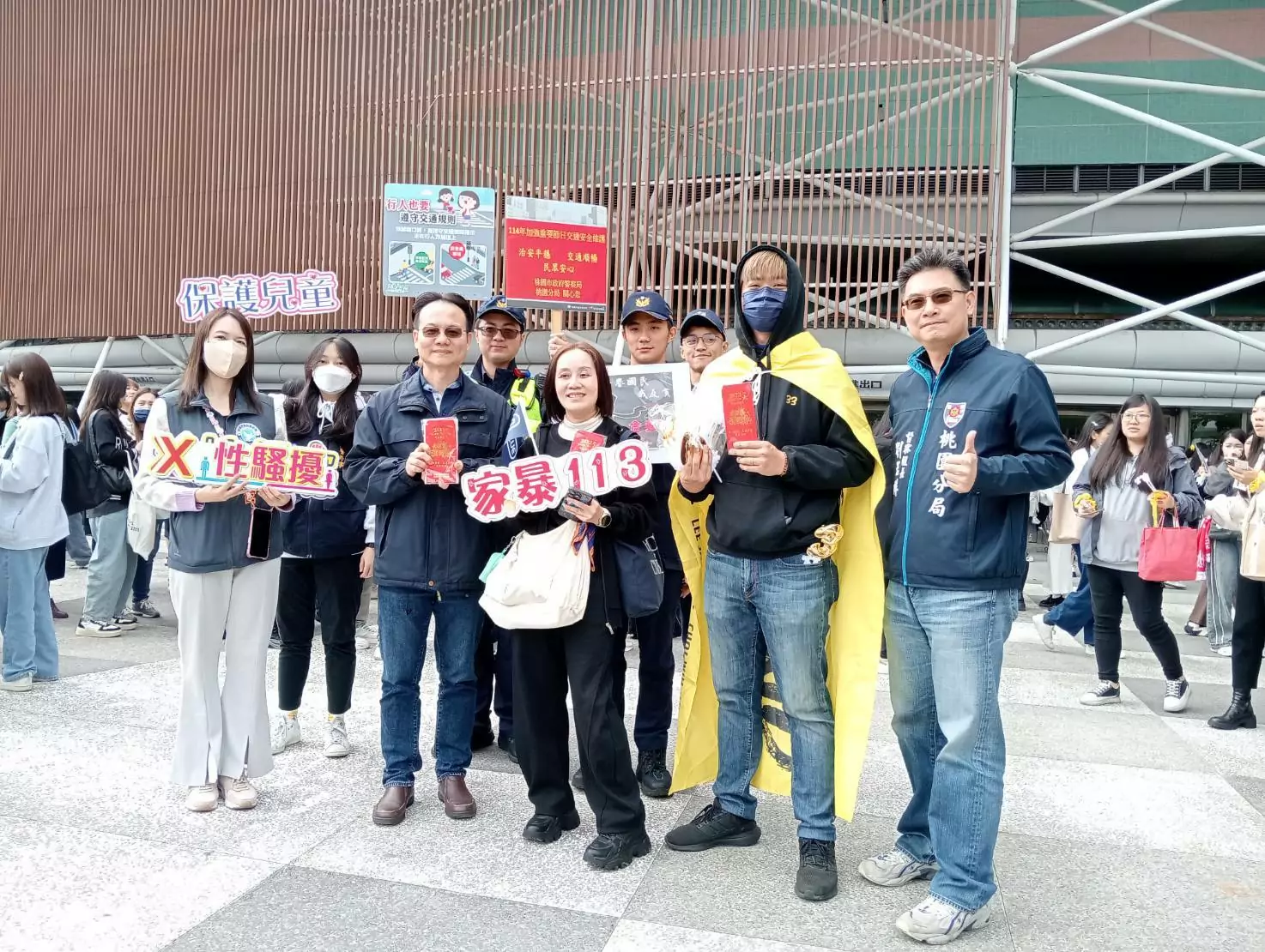 韓團「FNC」桃園開唱 警方宣導識詐與交通安全 韓團「FNC」桃園開唱 警方宣導識詐與交通安全