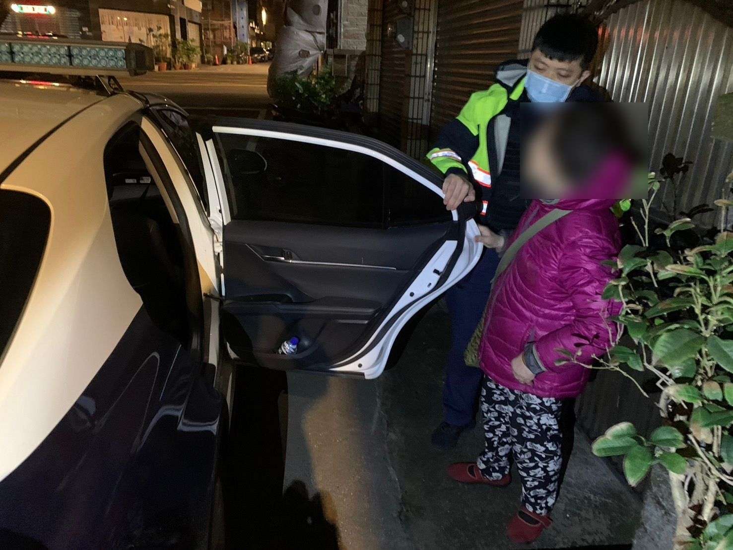 高齡婦迷走3公里無助蹲路旁 平警及時伸援送返家 473104 0