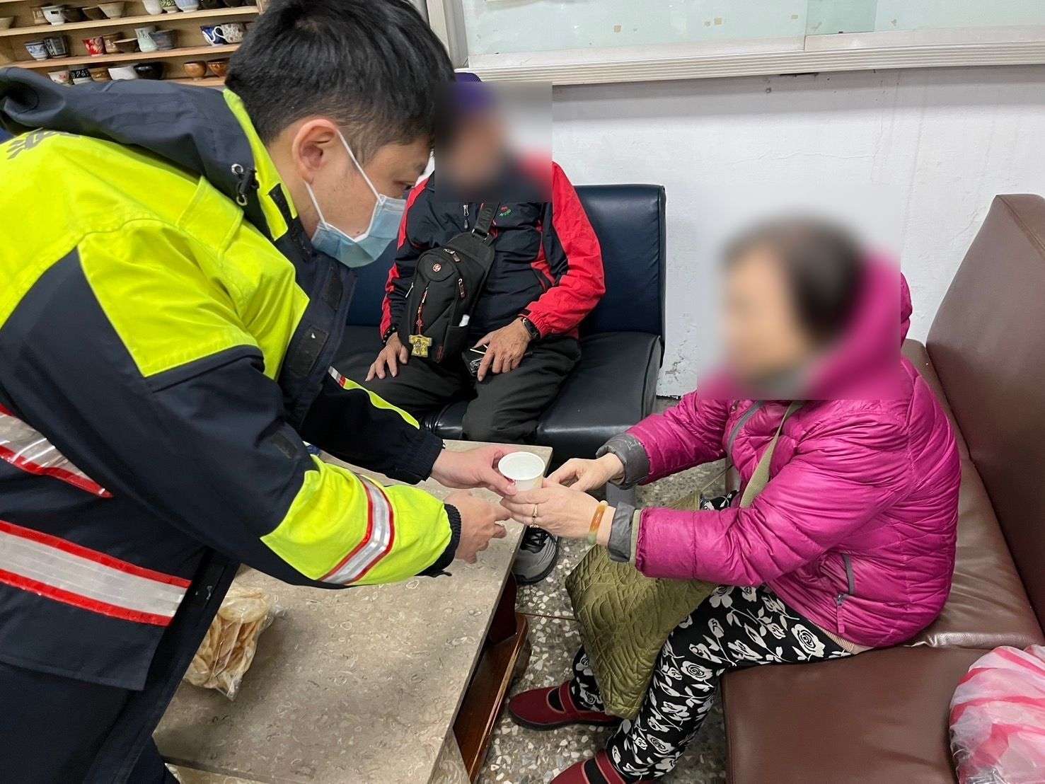 高齡婦迷走3公里無助蹲路旁 平警及時伸援送返家 473106 0