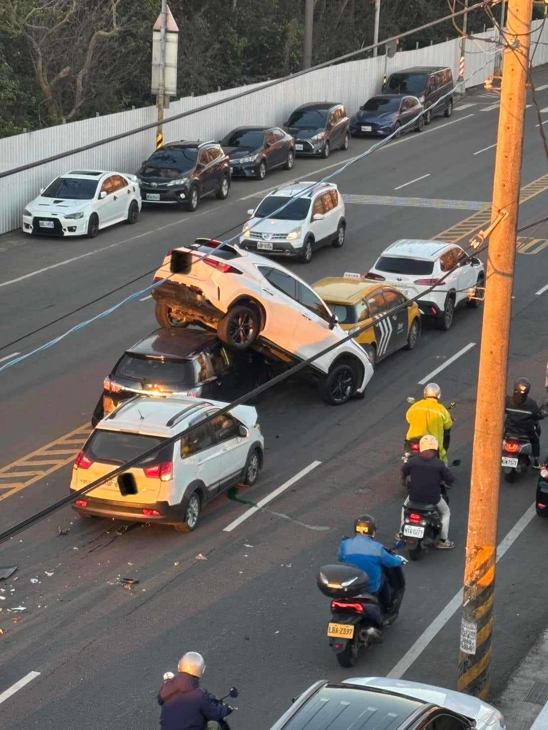 【有片】驚險!中壢5車連環撞 汽車整台被鏟起來 473153794 1117482779777965 1586876079845861638 n