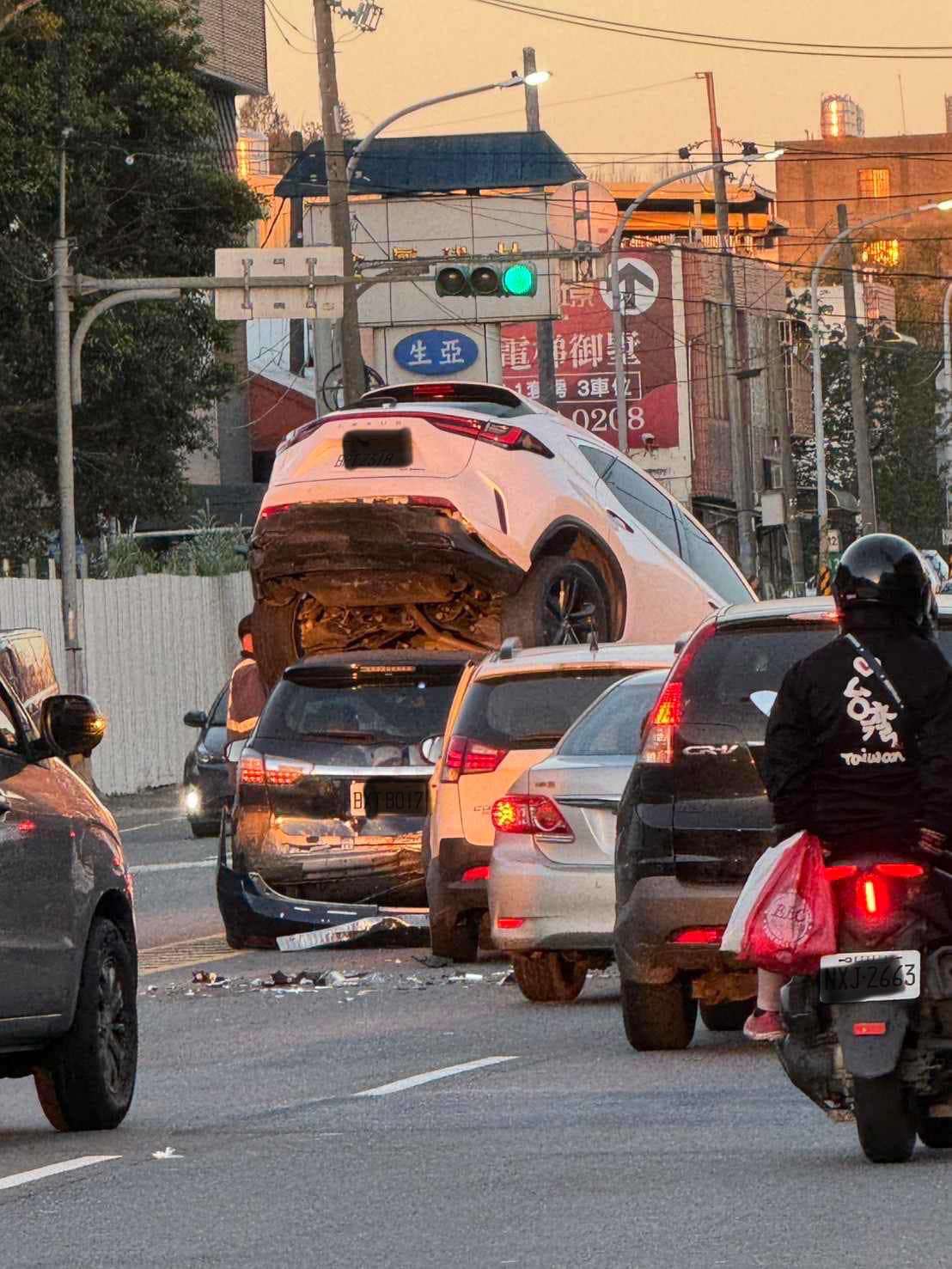 【有片】驚險!中壢5車連環撞 汽車整台被鏟起來 473269954 1117482766444633 65989576123096640 n