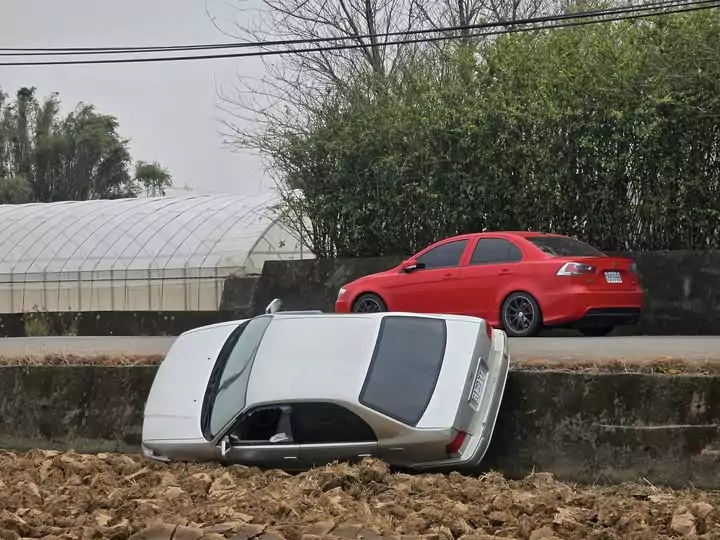 田中到了?汽車側躺田裡 駕駛消失原因曝 田中到了?汽車側躺田裡 駕駛消失原因曝