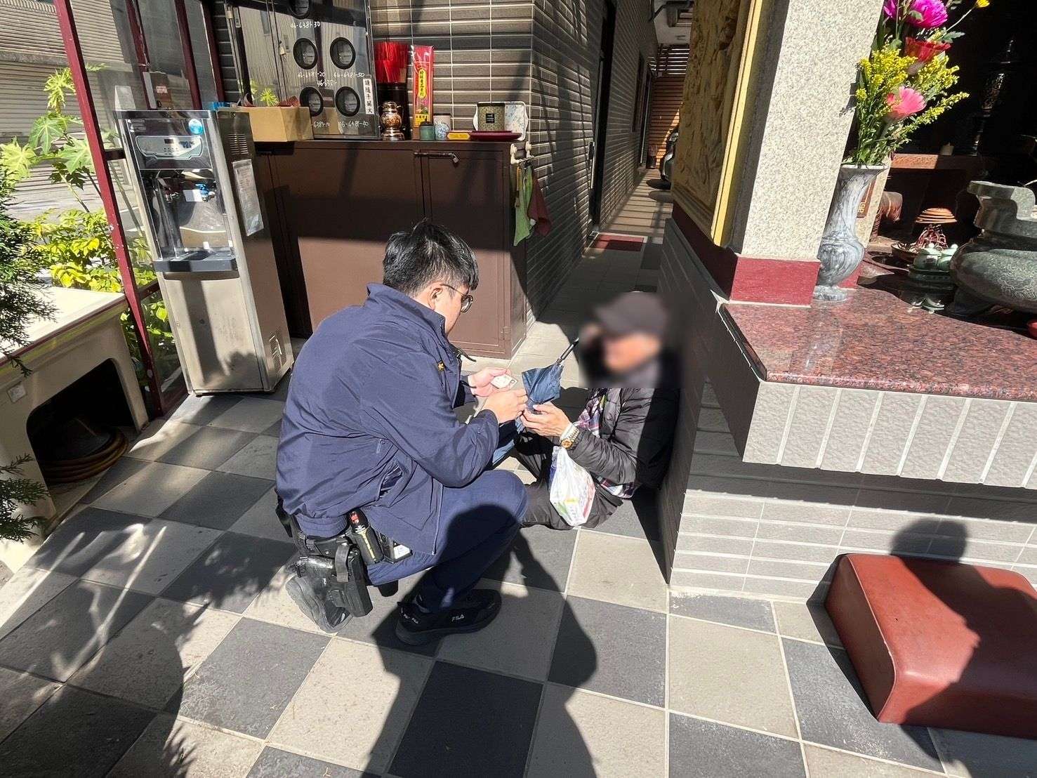 6旬翁體力不支癱坐廟中 平警即刻救援送返家 483275 0