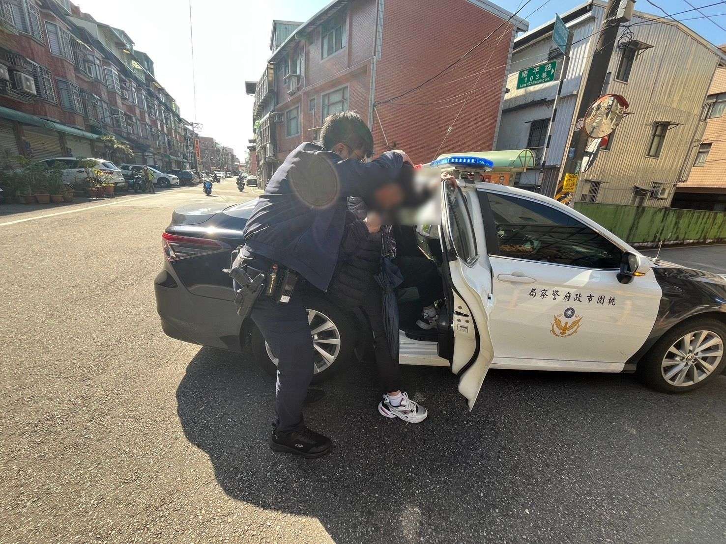 6旬翁體力不支癱坐廟中 平警即刻救援送返家 483276 0