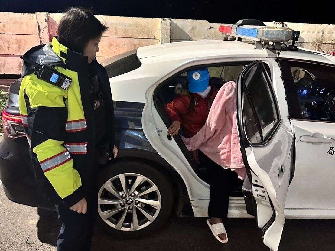 5旬婦癱坐路旁淋雨 平鎮暖警及時伸援 486182 0