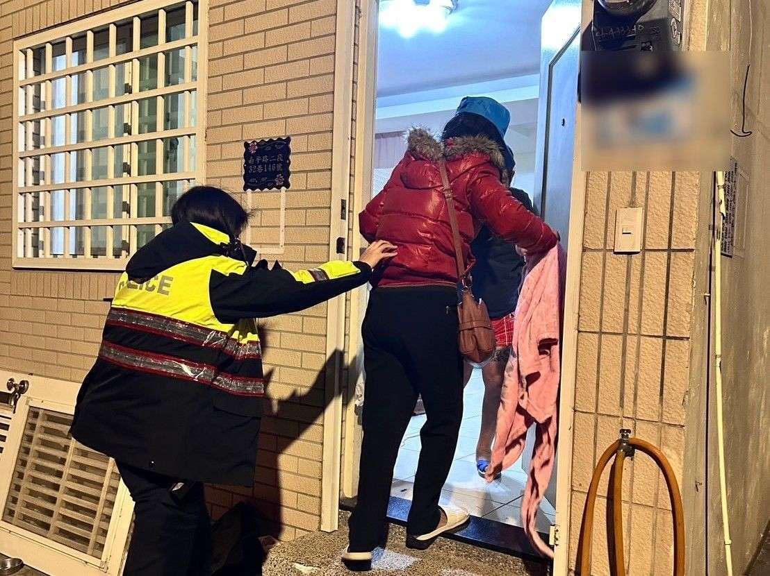 5旬婦癱坐路旁淋雨 平鎮暖警及時伸援 486183 0
