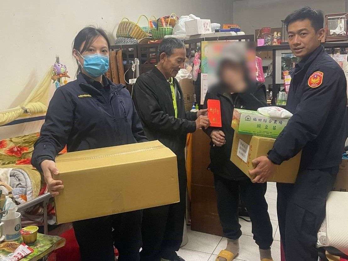 平鎮警春節前夕送溫暖 愛心物資助弱勢度寒冬 487373 0