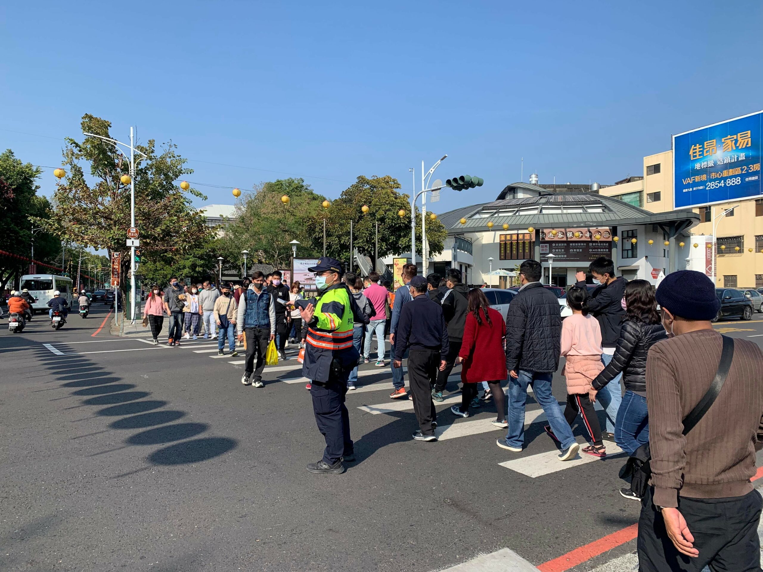 春節連假湧人車 警署加強疏導管制交通、觀光熱點 49 scaled