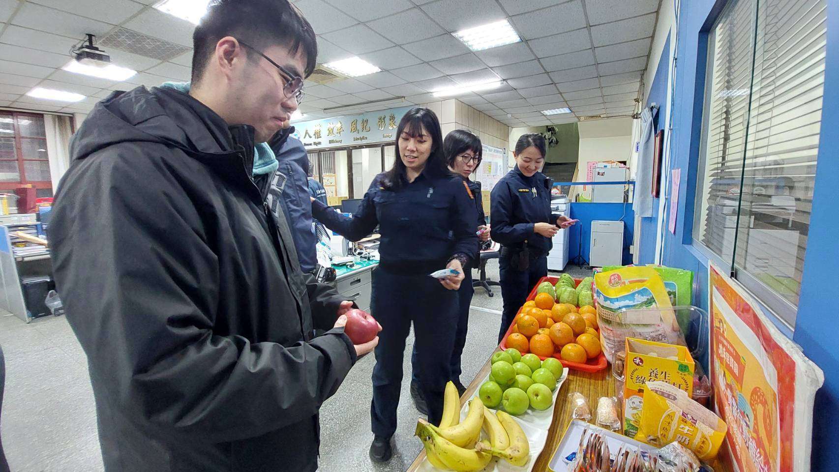 警友辦事處設「行動補給站」送暖支援年貨大街執勤警力 493002