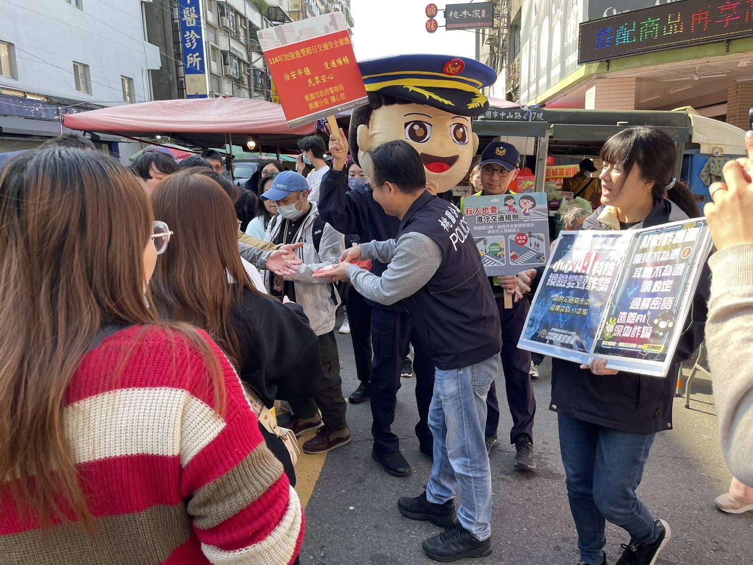 桃警發蛇年紅包袋 提醒民眾犯罪預防、交通安全觀念 498532 0