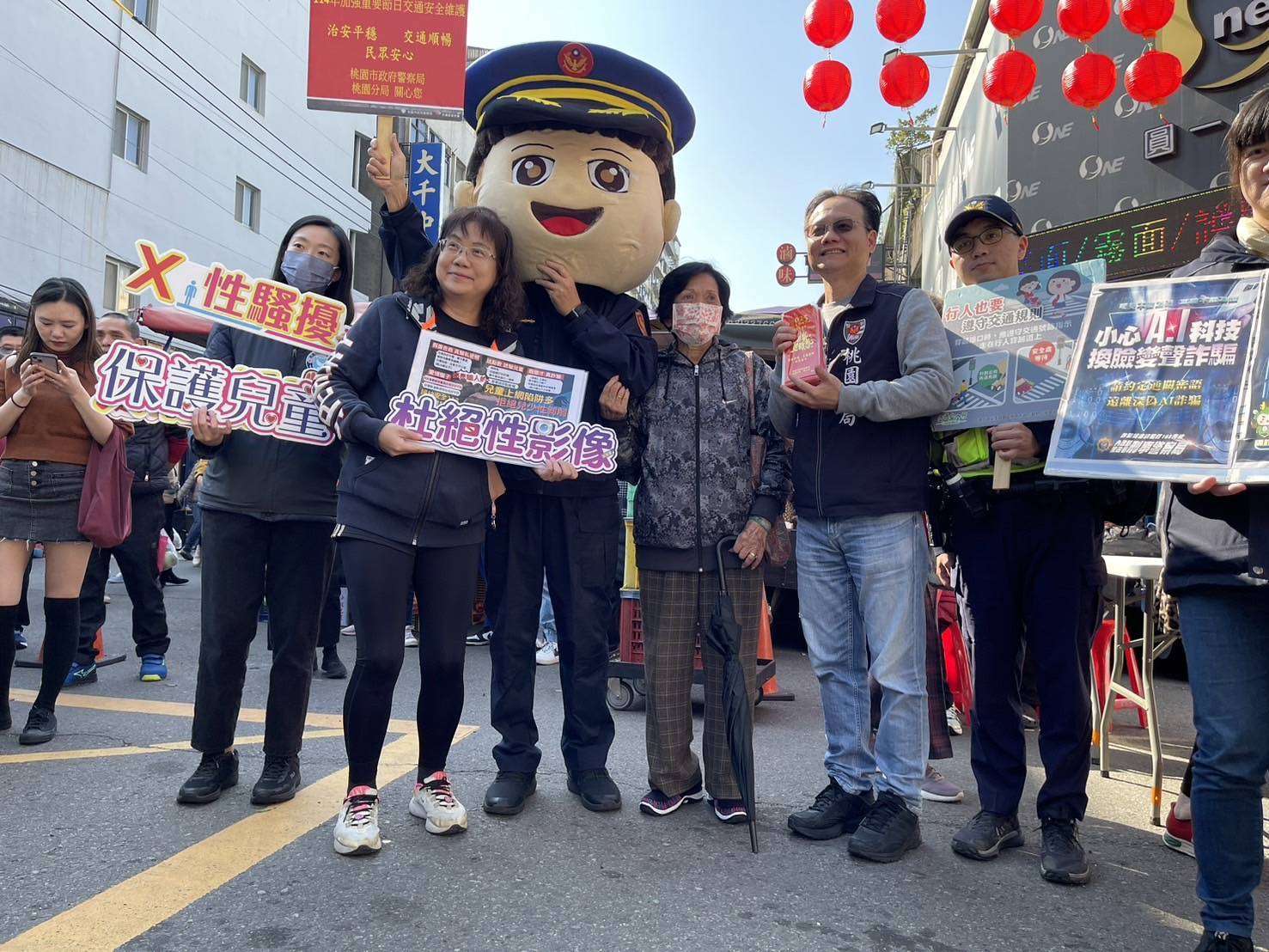 桃警發蛇年紅包袋 提醒民眾犯罪預防、交通安全觀念 498533 0