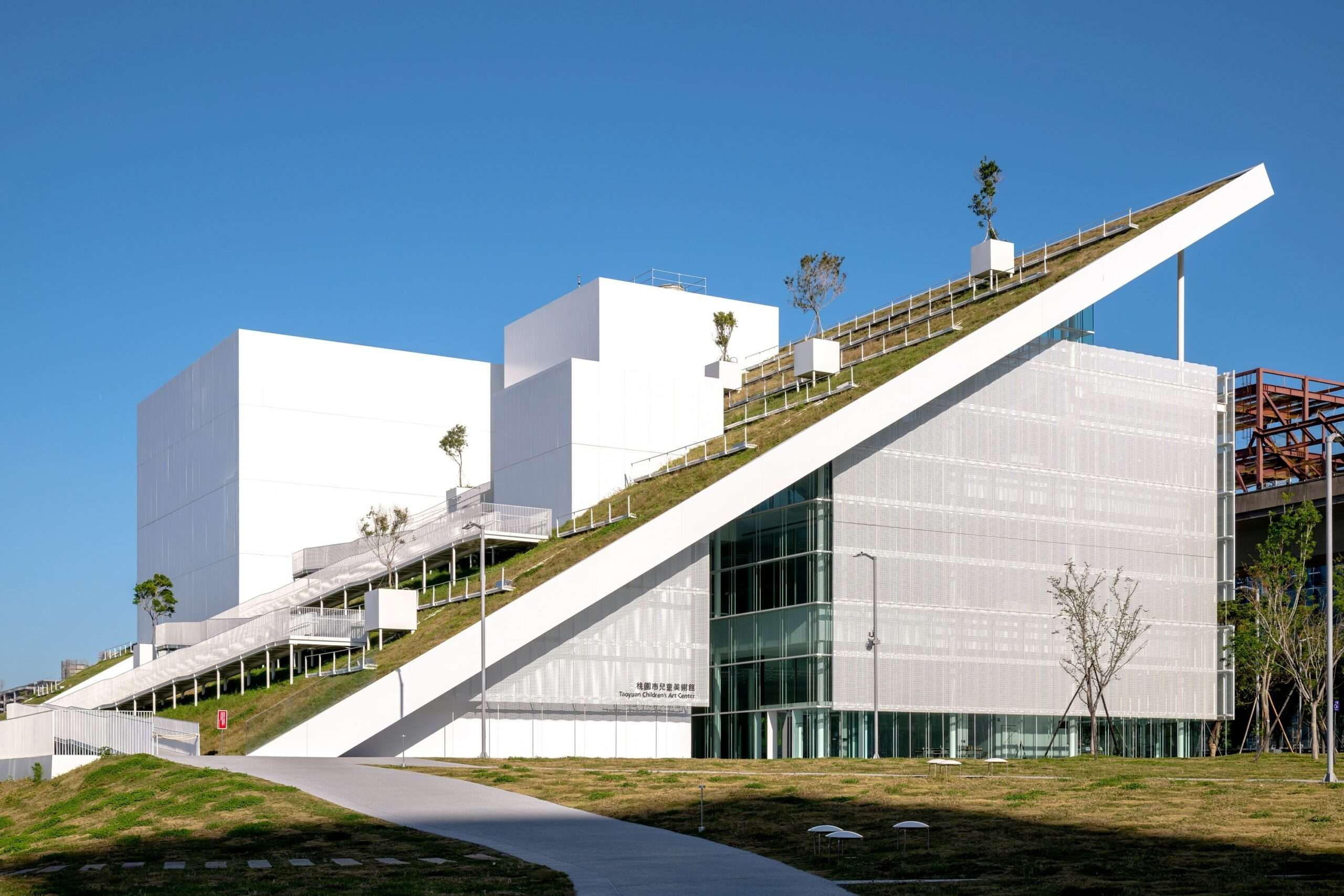 桃園兒美館、橫山書藝館新春活動亮點搶先看 攜家帶眷感受藝術氛圍 4桃園市兒童美術館 外觀照 scaled