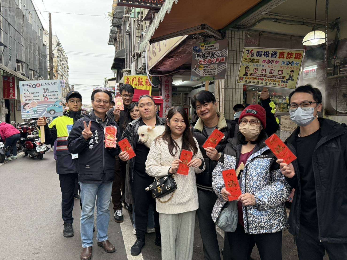 桃警前進年貨大街 發紅包袋傳遞祝福、交安知識 513122