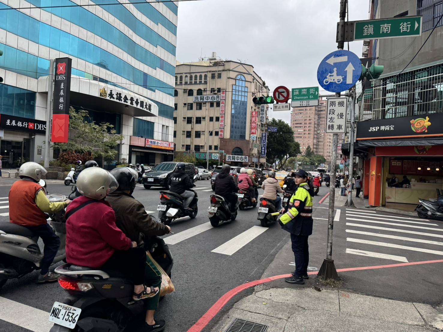桃警前進年貨大街 發紅包袋傳遞祝福、交安知識 513143