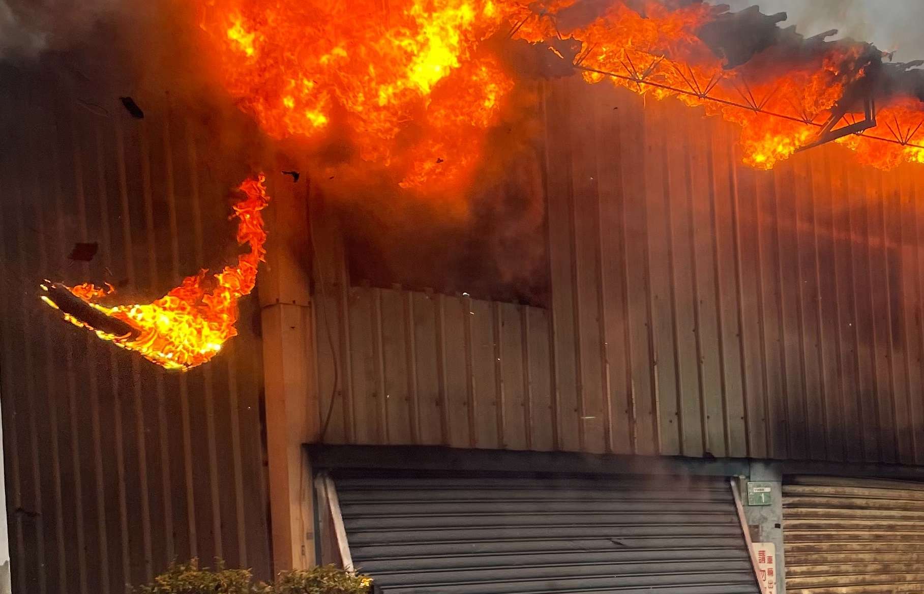 桃園中山國小附近倉庫火警 濃黑煙竄天