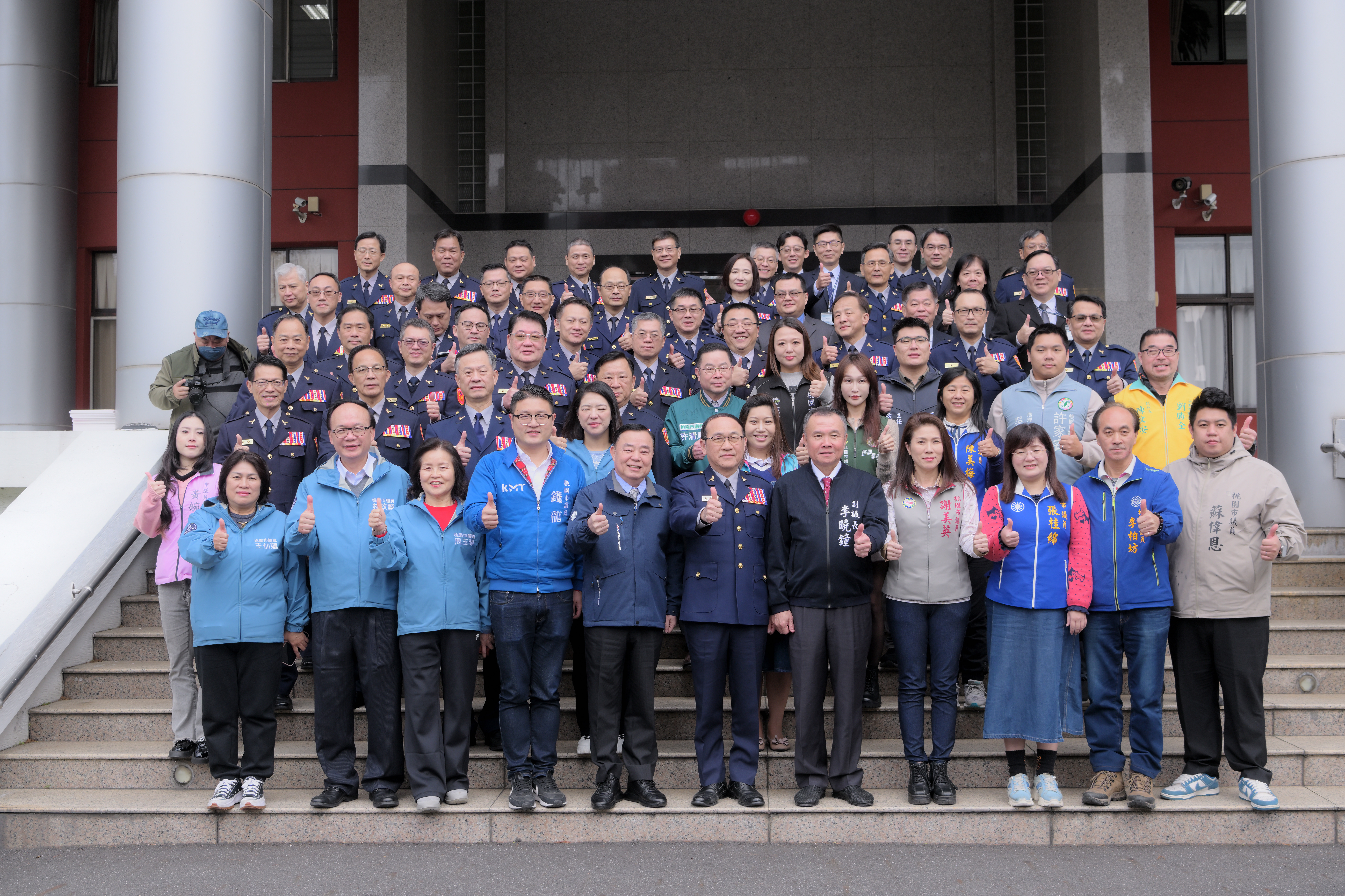 邱奕勝率桃市議會為警消加菜 祝福大家新年好運來 545hefrre