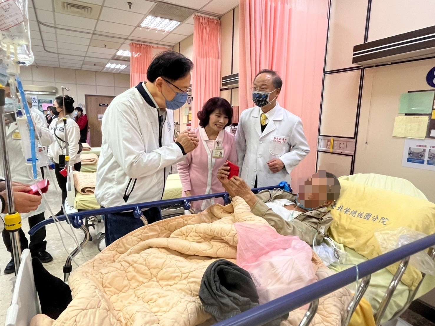 張善政肯定醫護人員付出 探訪北榮桃分院贈送水果、慰問品 54646 3