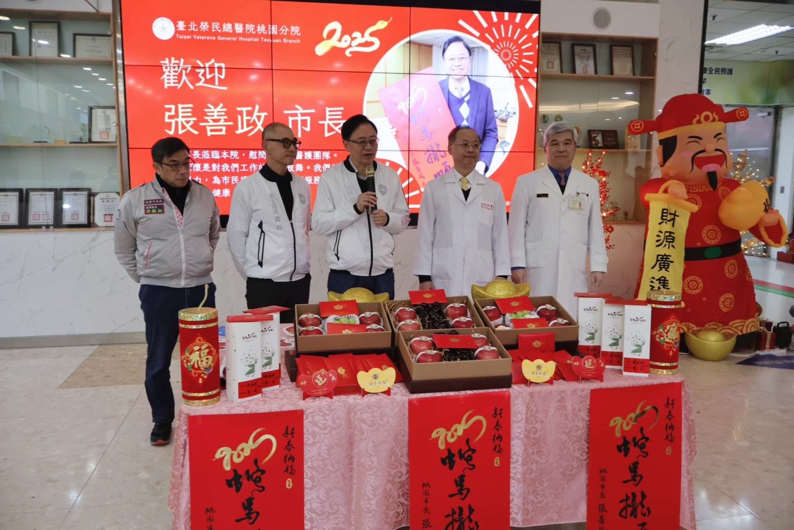 張善政肯定醫護人員付出 探訪北榮桃分院贈送水果、慰問品 54646 5